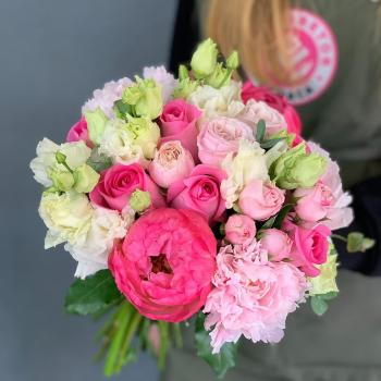 Свадебный букет из пионов, роз и лизиантусов